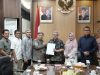 Pansel KPID Sumbar Serahkan Dokumen Hasil Psikotes Calon Komisioner ke Ketua DPRD Pansel KPID Sumbar Serahkan Dokumen Hasil Psikotes Calon Komisioner ke Ketua DPRD